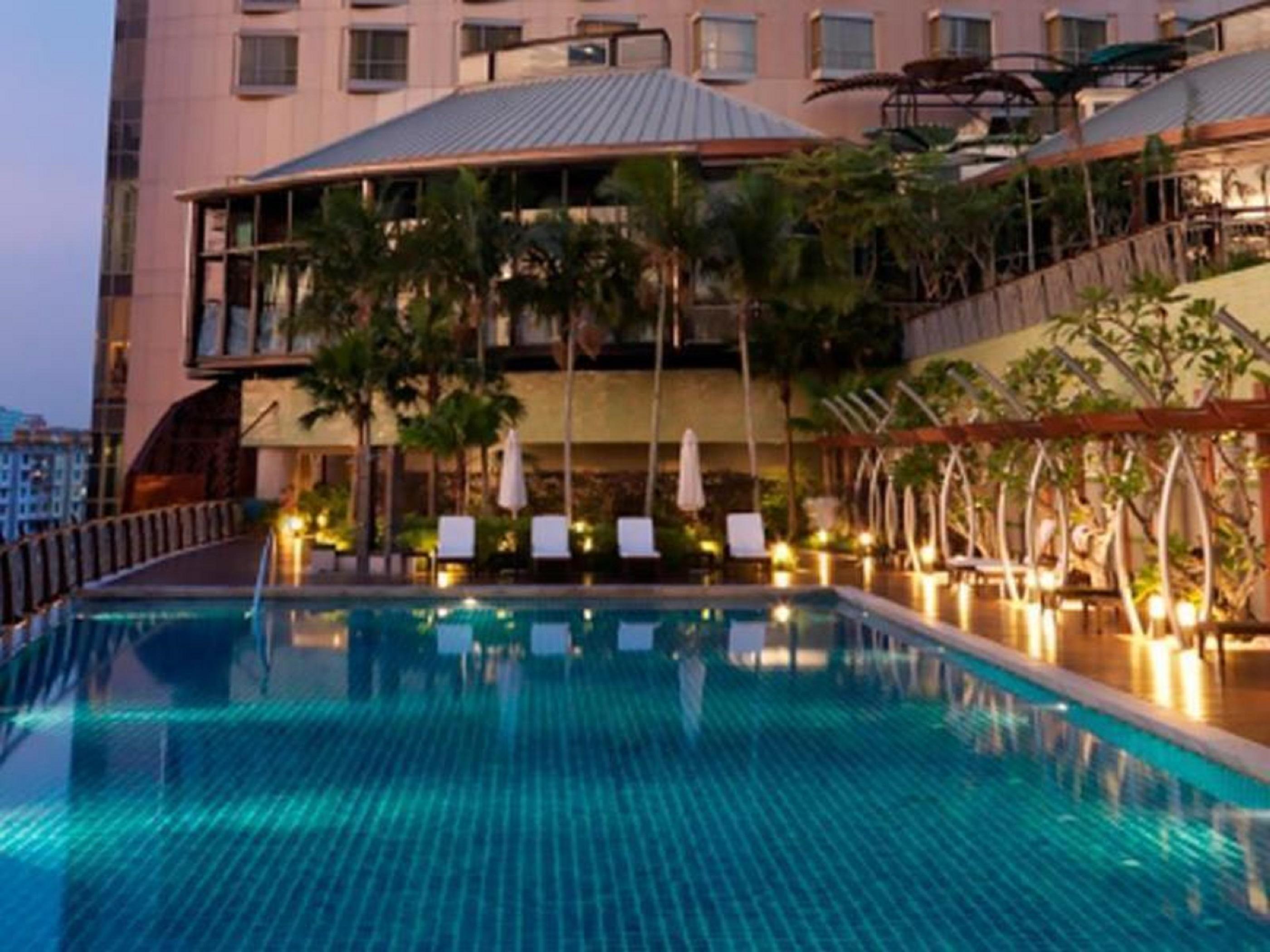 St Giles Gardens Hotel Куала-Лумпур Экстерьер фото The swimming pool at the hotel